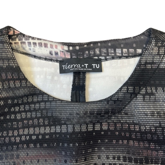 Tierra + Tutu Structured Abstract Black Gray Short Sleeve Cropped Top - J4 - Picture 3 of 7